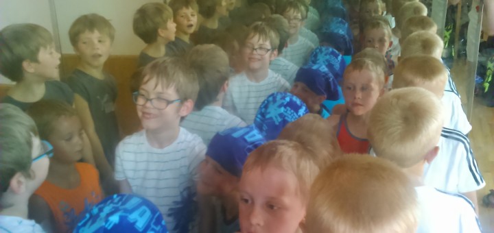 Zrcadlové bludiště na soustředění florbalu